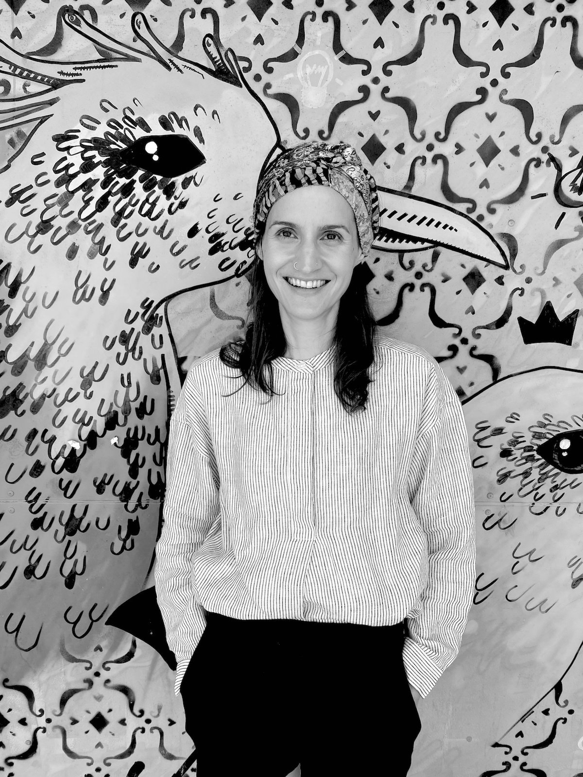 Köchin Ursula Melchhammer vor einer buten mit Vögeln bemalener Wand